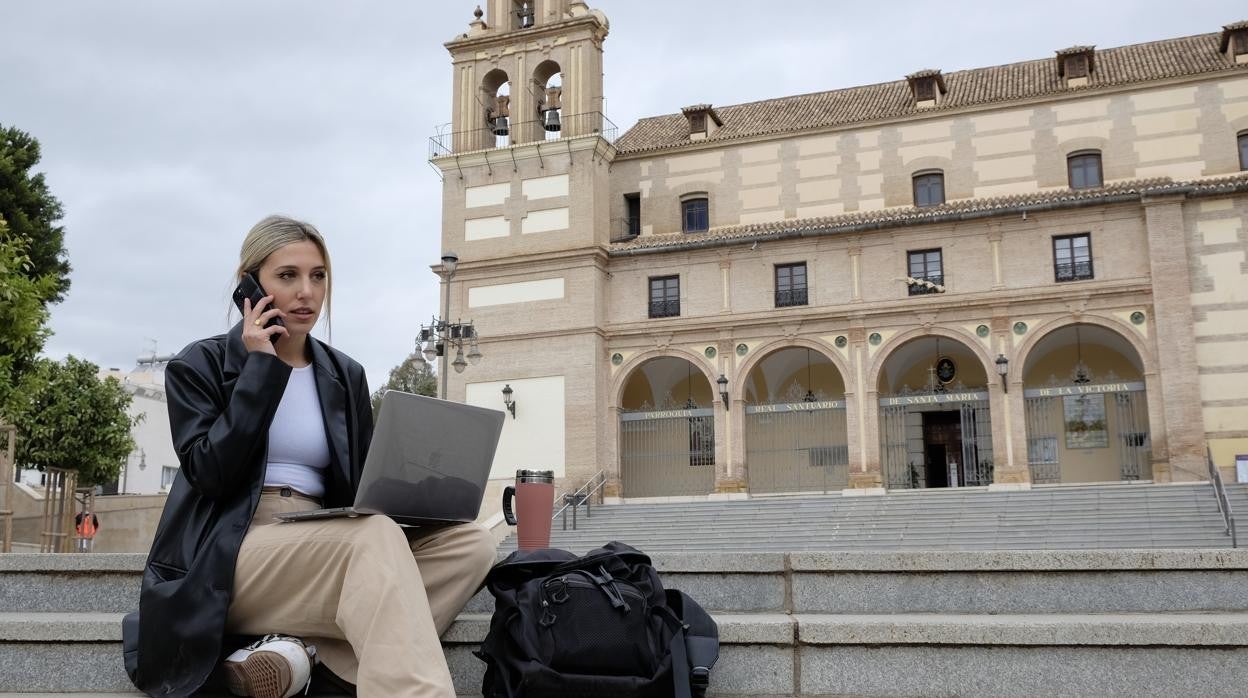 Laura Ruiz dejó Barcelona para volver a Málaga junto a su pareja y ahora trabaja para una agencia madrileña desde casa
