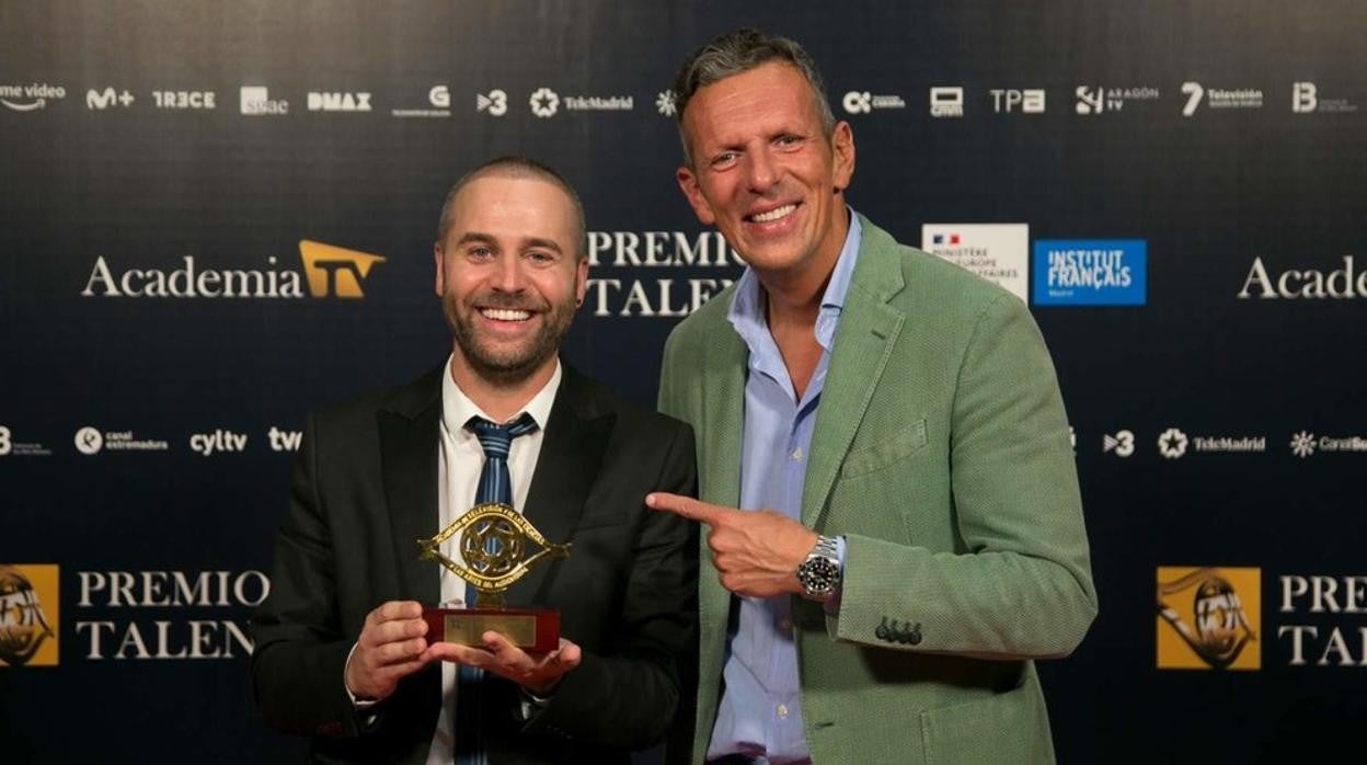 Juan Serrano, a la izquierda, con el premio de la Academia de Televisión