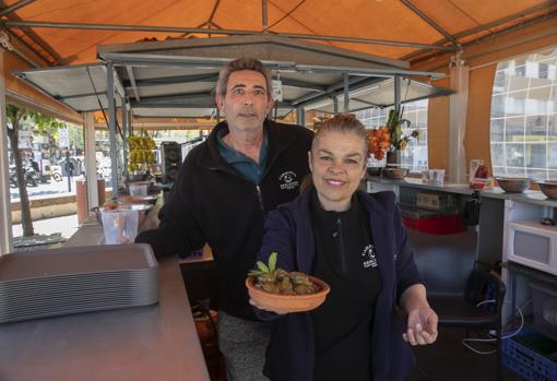 Paqui Molero y José Luis Pavón empezando la jornada en la plaza de Cristo de Gracia