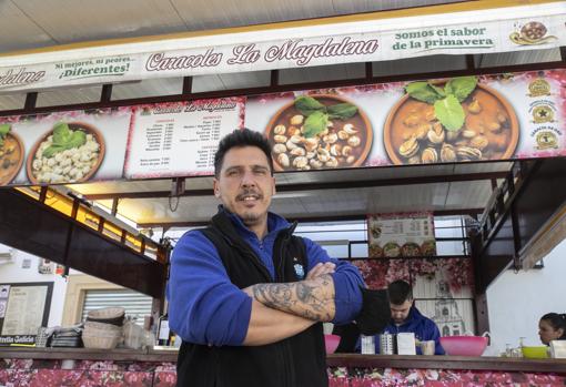 Javier Pérez ante su puesto de la plaza de la Magdalena