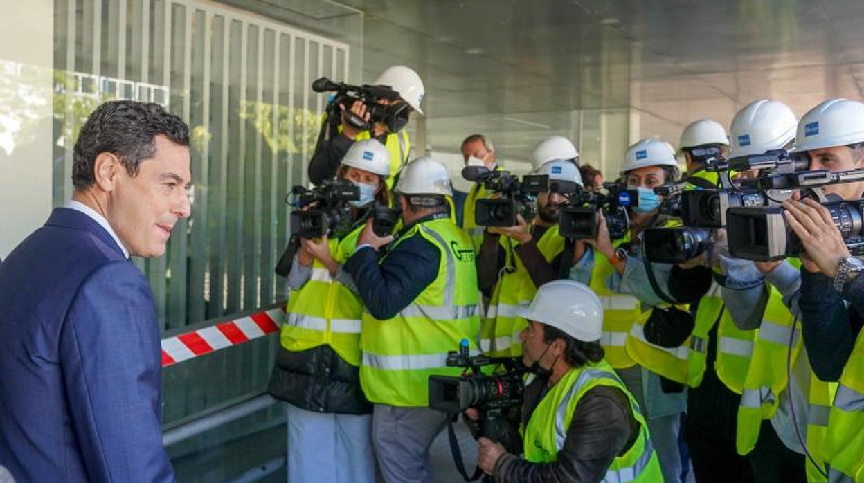 Juanma Moreno este lunes durante su visita al futuro Hospital Maternal de Cartuja en Sevilla