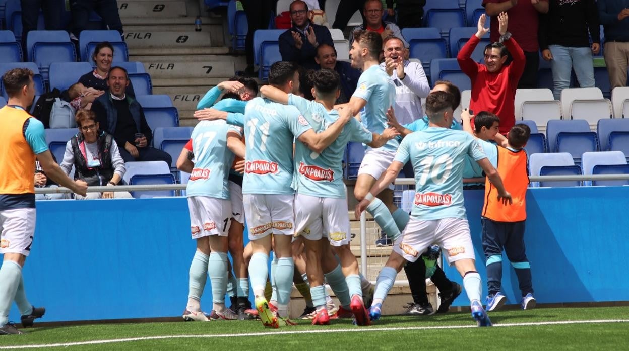 Los jugadores del Ciudad de Lucena celebra el gol que le dio la clasificación para el play off