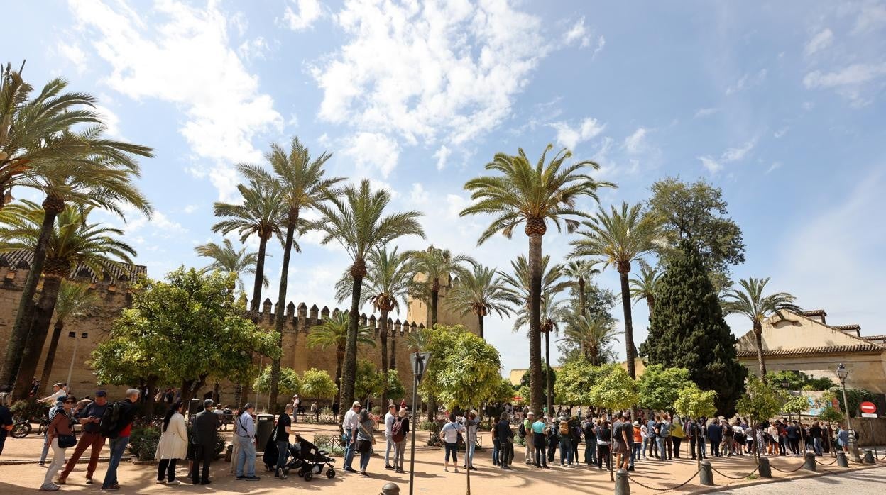 Colas este martes a las puertas del Alcázar de los Reyes Cristianos de turistas extranjeros