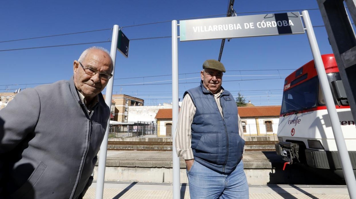 Dos vecinos de Villarrubia en el apeadero de la barriada periférica donde para el Cercanías