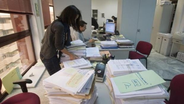 Andalucía acuerda crear una bolsa de trabajo preferente para interinos mayores de 50 años en la Junta