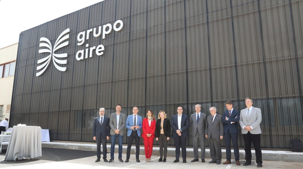 Foto de familia en las nuevas instalaciones