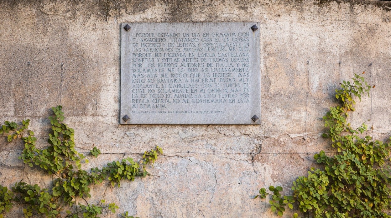 Placa ubicada en la Alhabra que conmemora la conversación entre Juan Boscán y Andrea Navagero sobre la escritura del soneto en castellano