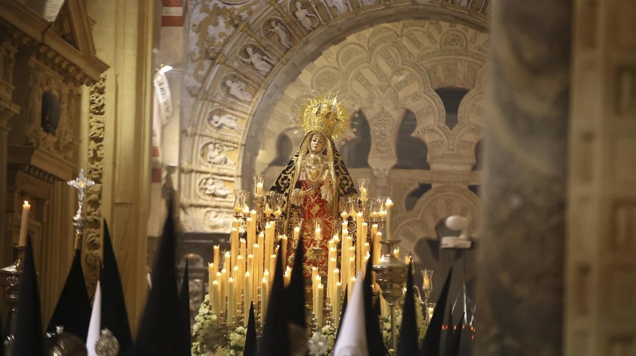 Nuestra Señora de los Dolores, el Viernes Santo en el interior de la Catedral de Córdoba