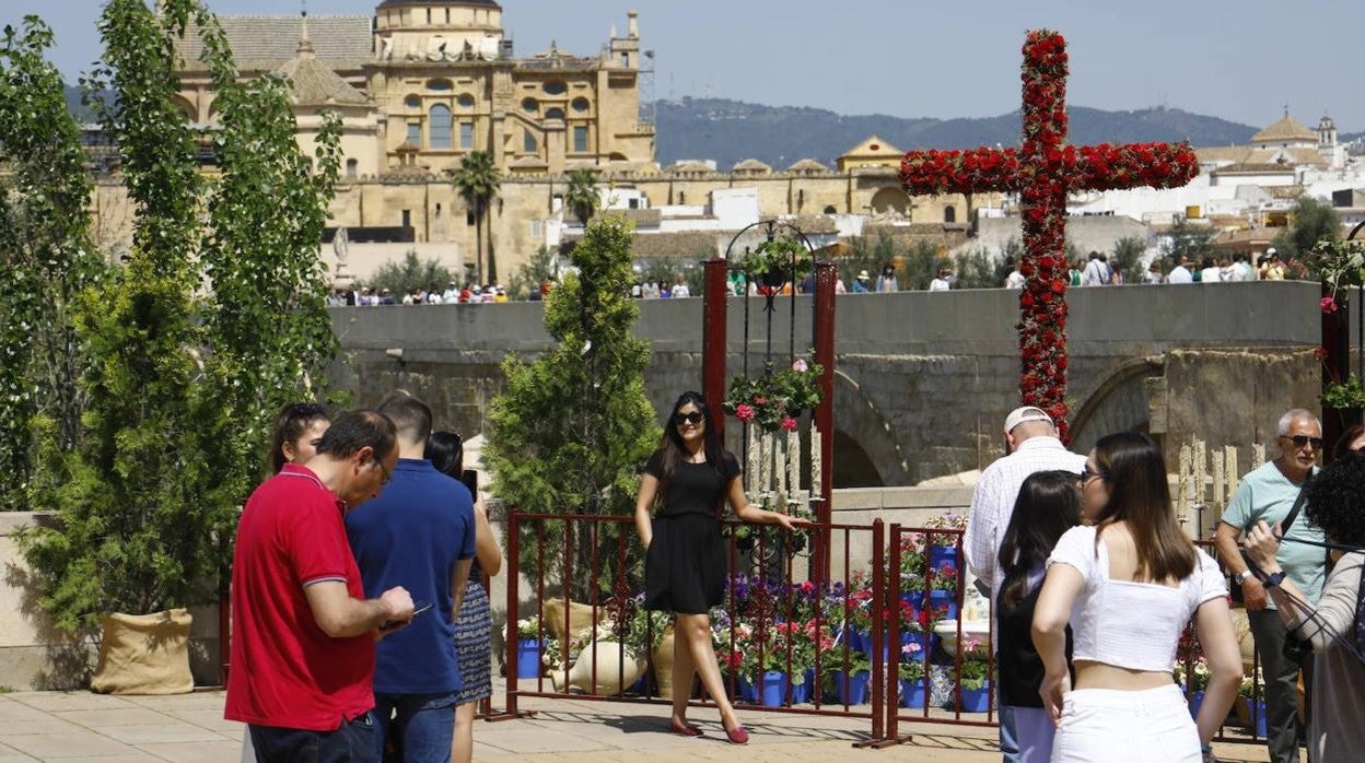 Turistas disfrutando de las Cruces y el buen tiempo en Córdoba