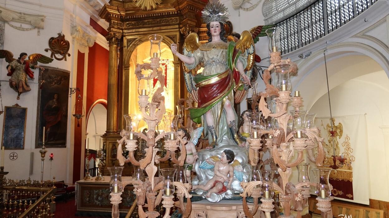 San Rafael, dispuesto ya en el paso tallado por José María Higuera