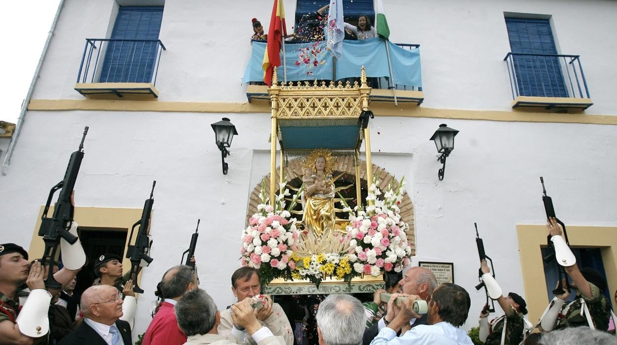 La Virgen de Linares, durante una procesión junto a su santuario