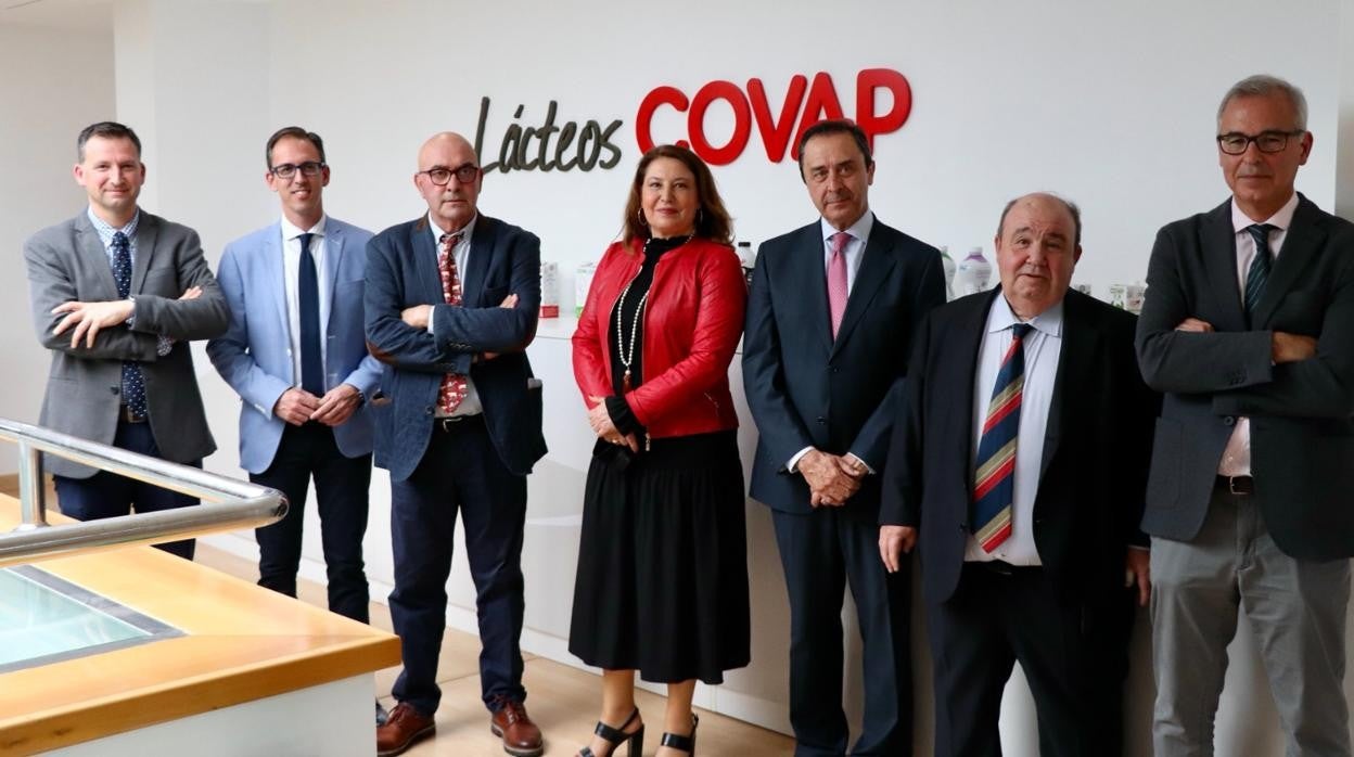 La consejera, con los responsables de Covap