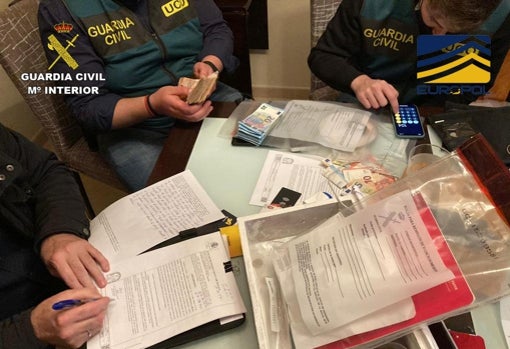 Documentos incautados por la Guardia Civil