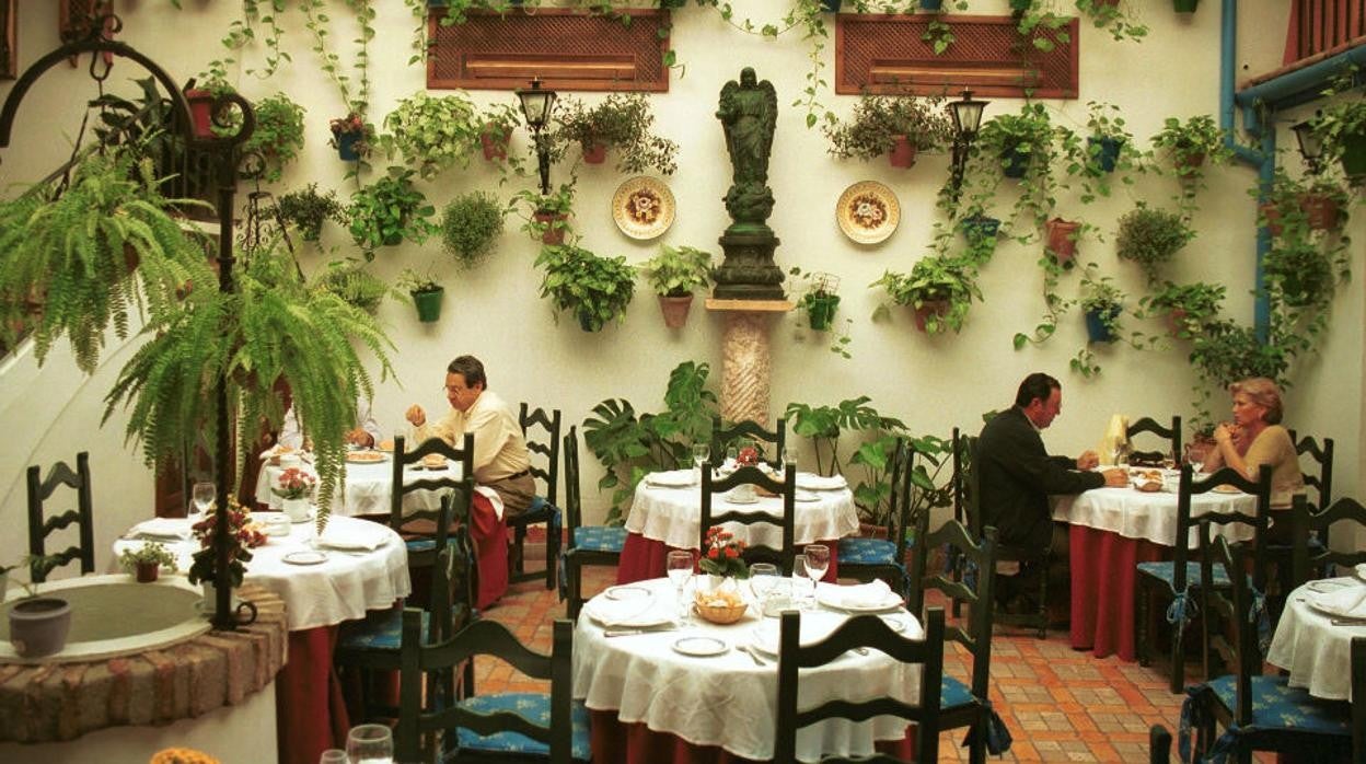 Comensales en el restaurante Puerta de Sevilla, en la ruta de los patios de San Basilio