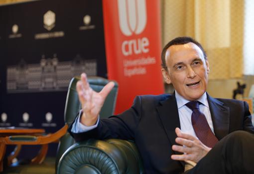 José Carlos Gómez Villamandos, en su despacho del Rectorado