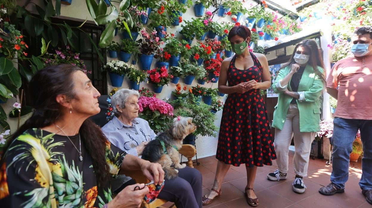 Teresa Rodríguez, con las vecinas de la calle Tinte de Córdoba