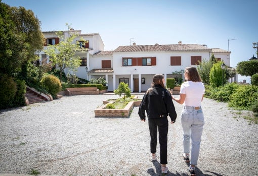 Dos niñas ucranianas pasean por Aldeas Infantiles de Granada