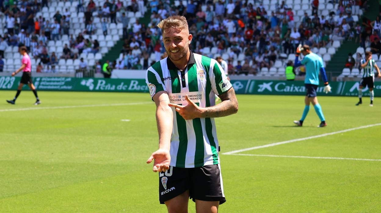 El delantero Antonio Casas parece señalar que lleva el gol y el Córdoba CF en las venas