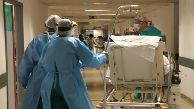 Los contagios de Covid entre sanitarios en Andalucía crecen un 14% en abril