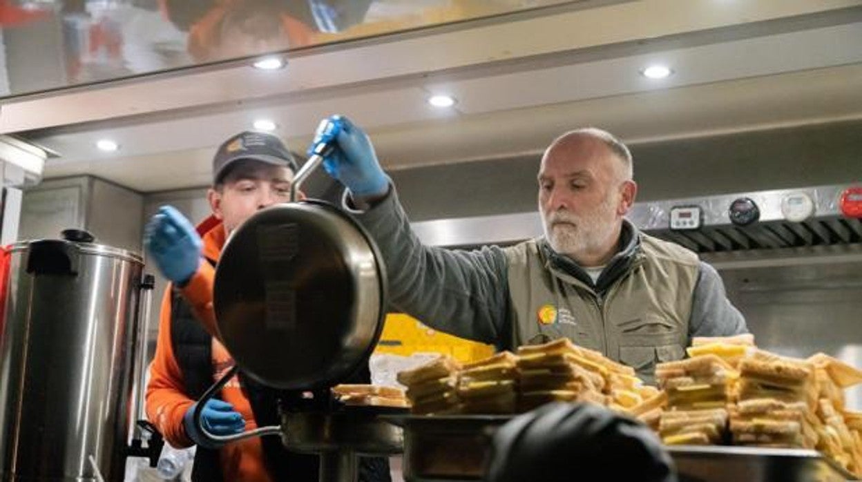José Andrés en una de las cocinas de la ONG