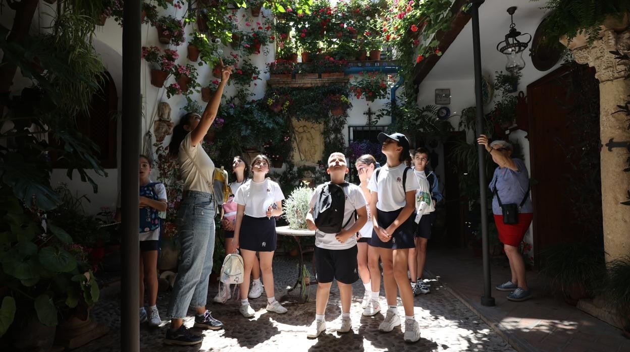 Visita al patio de San Juan de Palomares, 8. En el vídeo, San Juan de Palomares, 11 y 8
