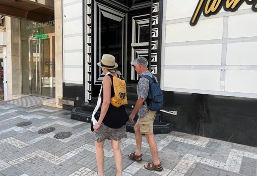 El primer contacto se produjo en un local de copas de la calle Cánovas del Castillo, por donde paseaban los turistas en dirección a la playa