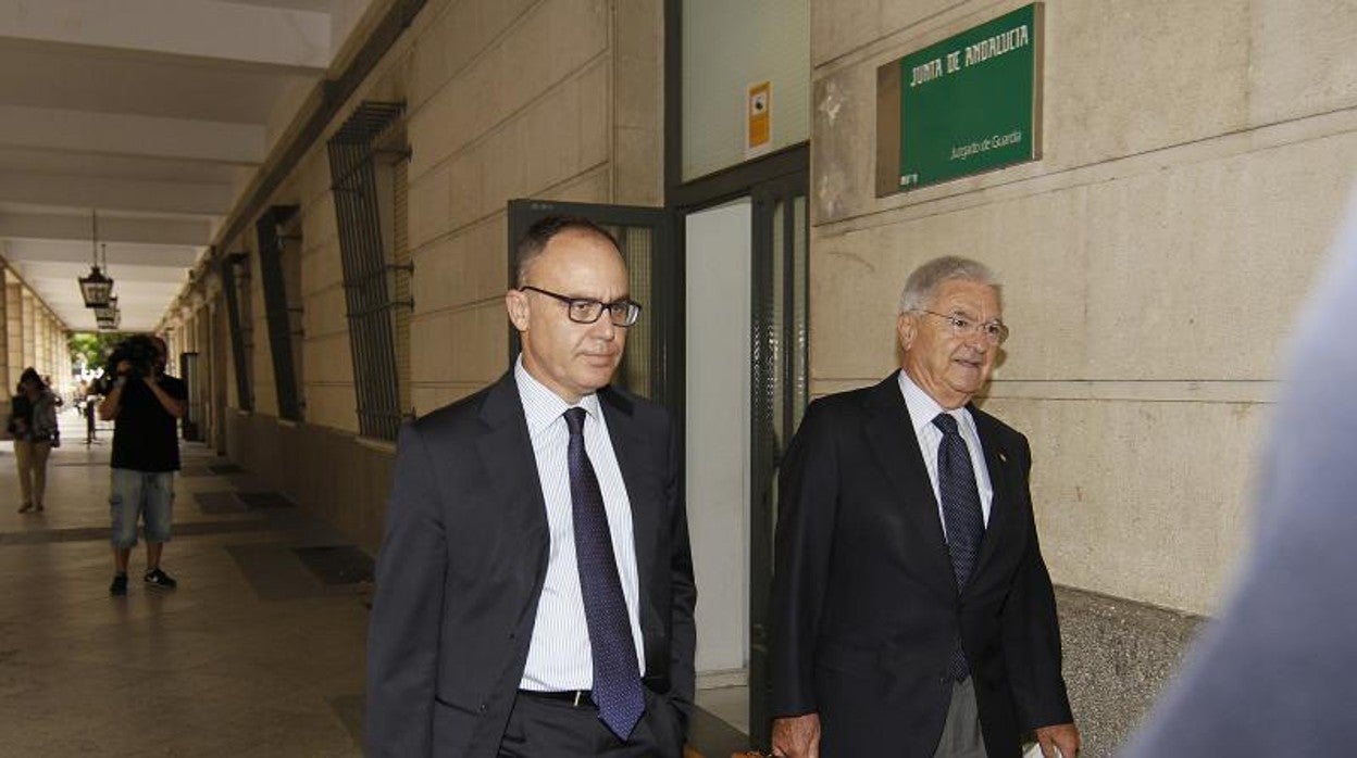 El exdirector general de IDEA Antonio Valverde (izquierda) en los juzgados de Sevilla