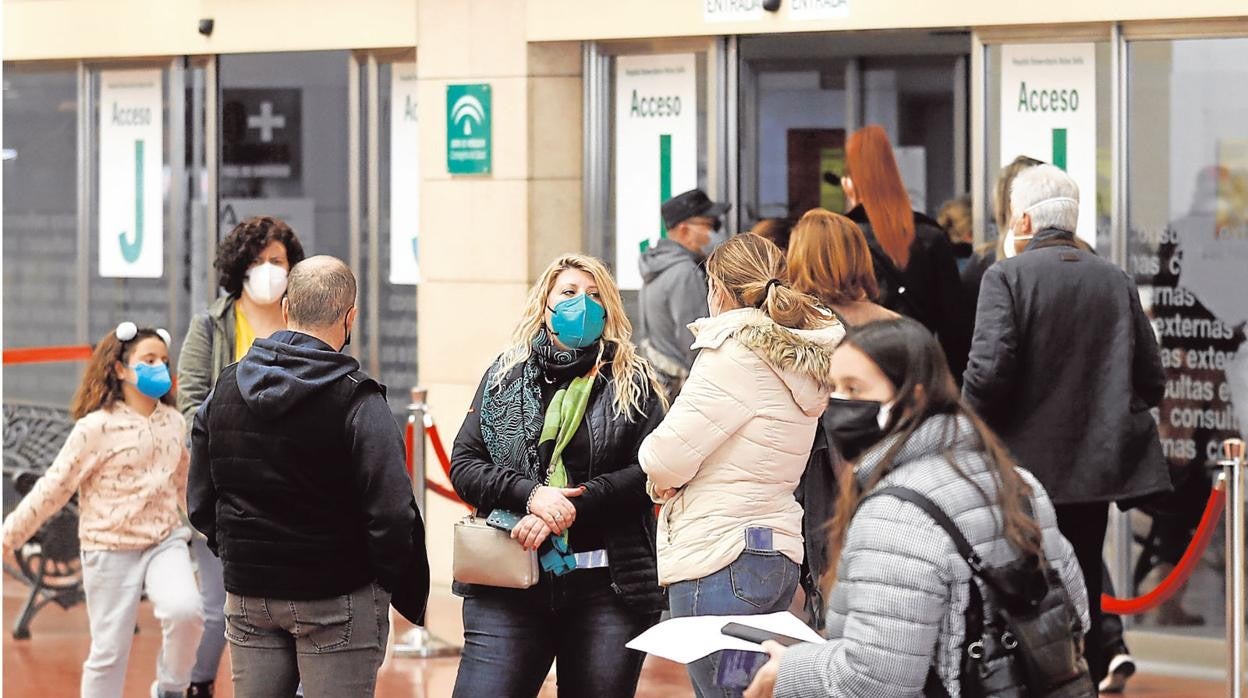 Pacientes en la puerta del hospital Reina Sofía de Córdoba
