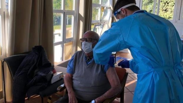 Andalucía pide la cuarta dosis de la vacuna contra el Covid para mayores, «el eslabón más débil»