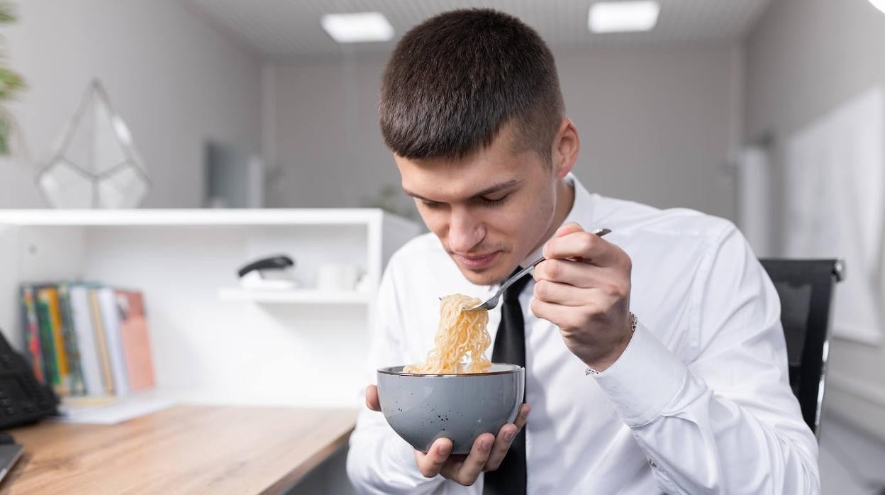 Estos fideos instantáneos contienen leche, aunque no viene en su etiqueta