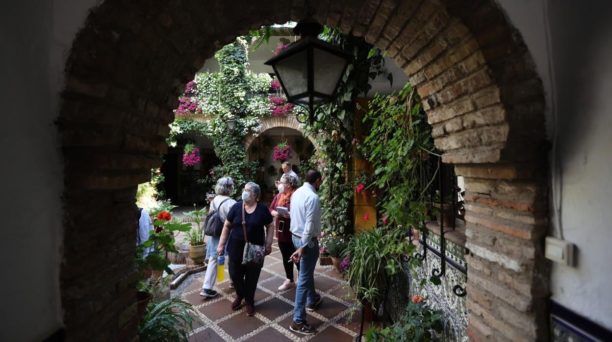 Visitantes en el patio de Agustín Moreno, 43