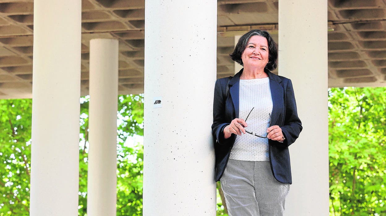 Rosario Ortega posa en el vestíbulo de la Facultad de Ciencas de la Educación