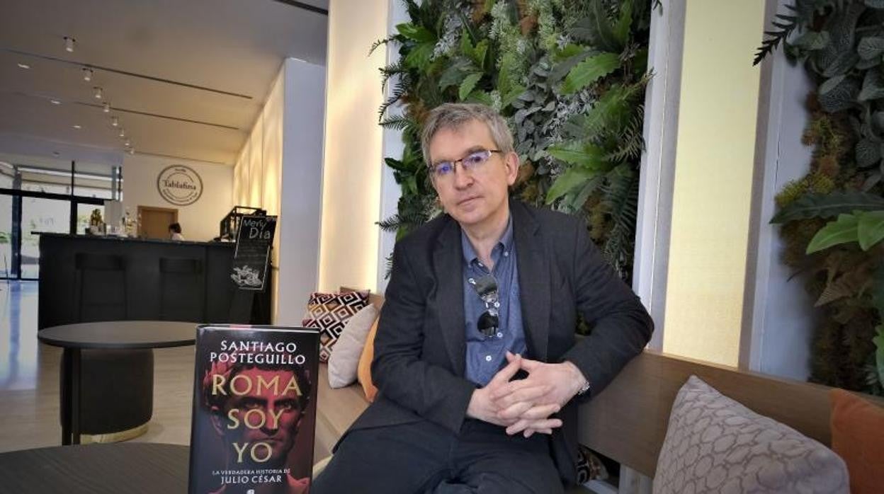 Santiago Posteguillo posa con un ejemplar de su última obra durante una entrevista con ABC