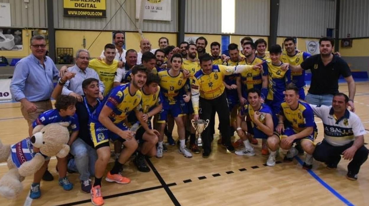 El equipo de balonmano de La Salle celebra el ascenso a Primera Nacional