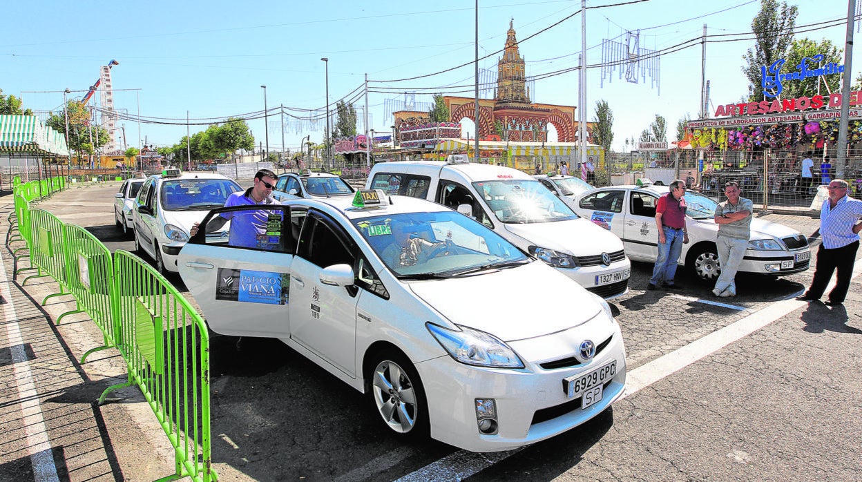 Una persona coge un taxi en una edición de la Feria de Córdoba