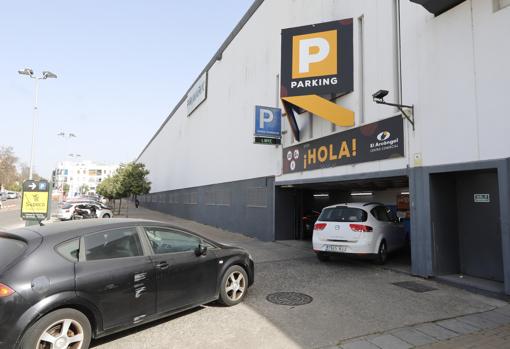 Coches, accediendo al aparcamiento del centro comercial El Arcángel