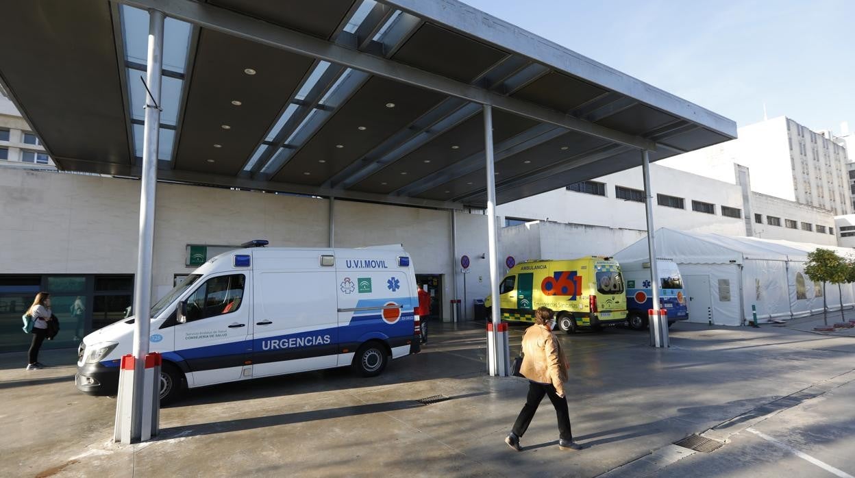 Una ambulancia en la puerta de Urgencias del Hospital Reina Sofía de Córdoba