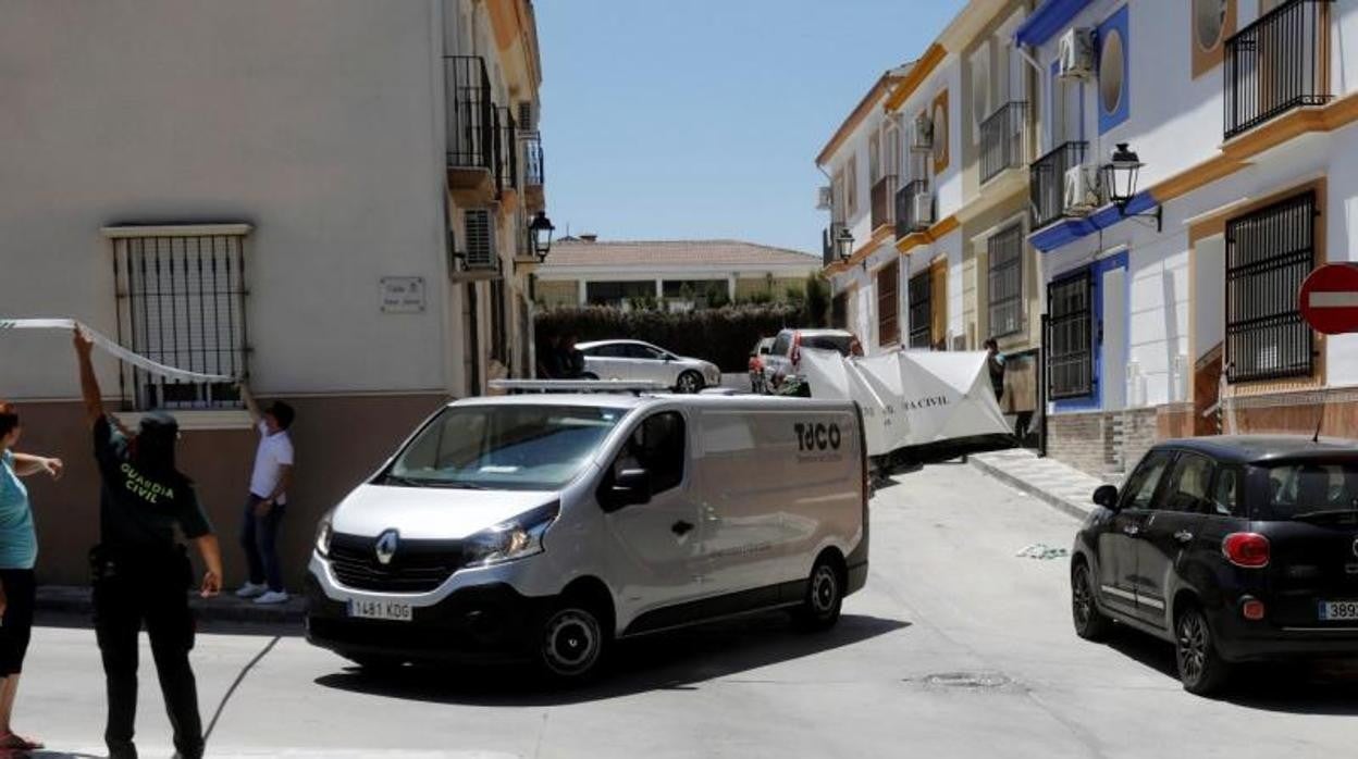 Salida del fugón con los restos mortale de la mujer asesinada en Rute en 2019