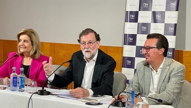 Mariano Rajoy presenta en Huelva 'Política para adultos': «El populismo trata a la gente como a niños»