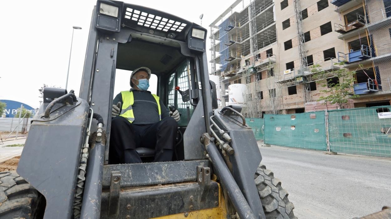 Un empleado de la construcción trabaja en una promoción de la capital