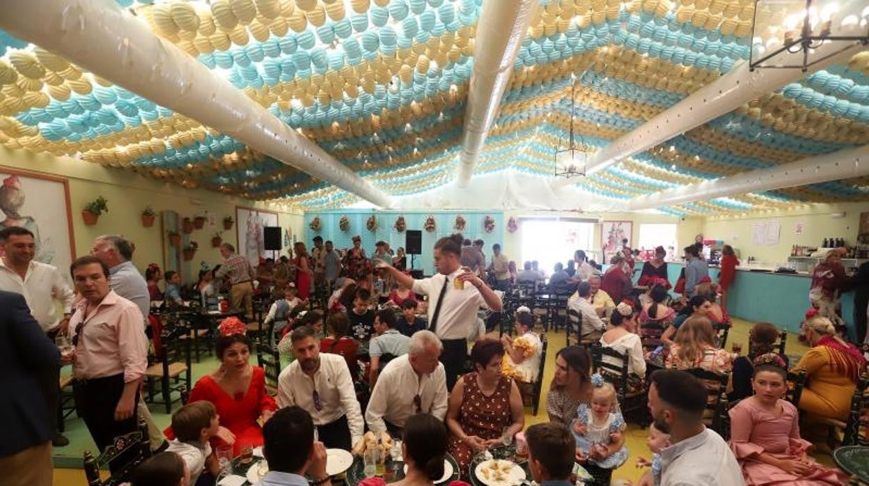 Ambiente en la caseta Salmorejo y Perejil, una de las ganadoras en la edición de este año