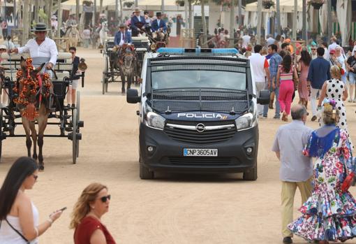 Un vehículo de la Policía Nacional circulando por el Arenal este martes