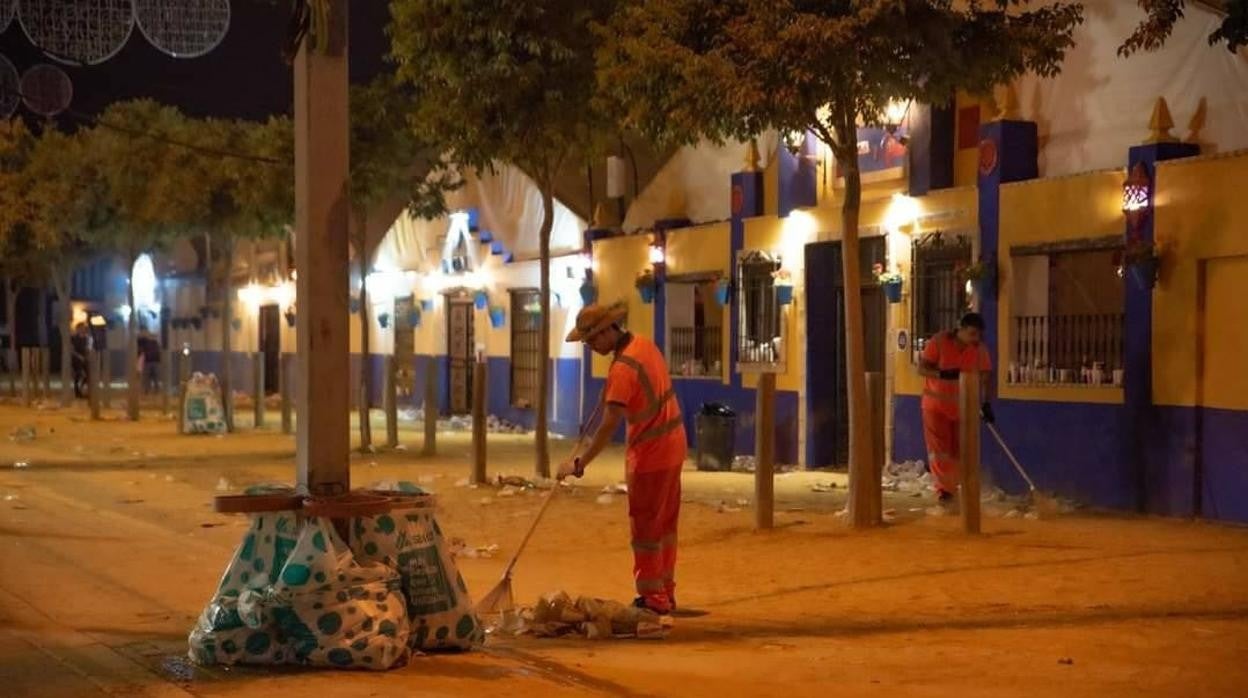 Trabajadores de Sadeco recogen los restos de una noche de Feria