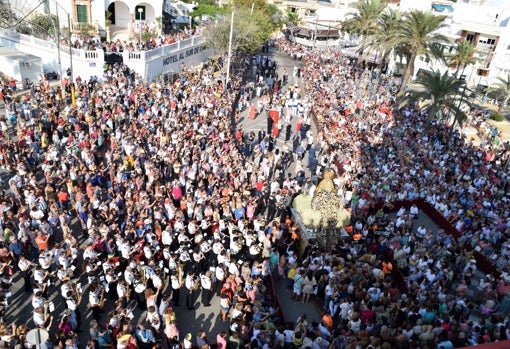 Numerosos devotos acompañaron a la Virgen de Regla en su última procesión