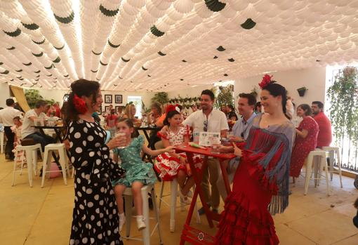 Interior de una caseta al mediodía del último sábado de Feria