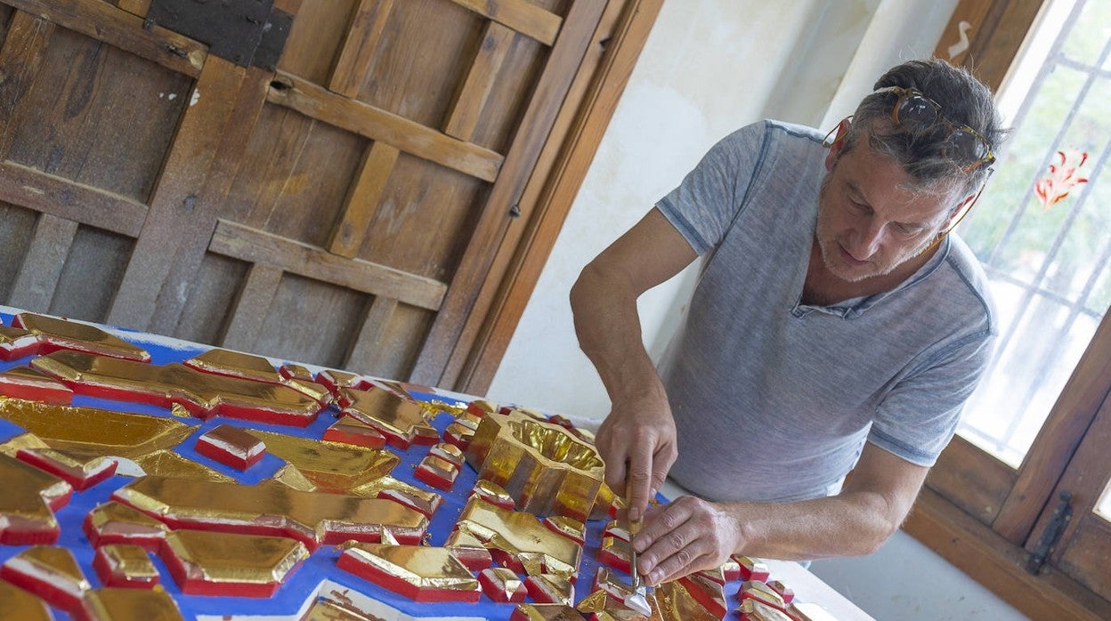 Paco Luis Martos, trabajando en un artesonado en su estudio