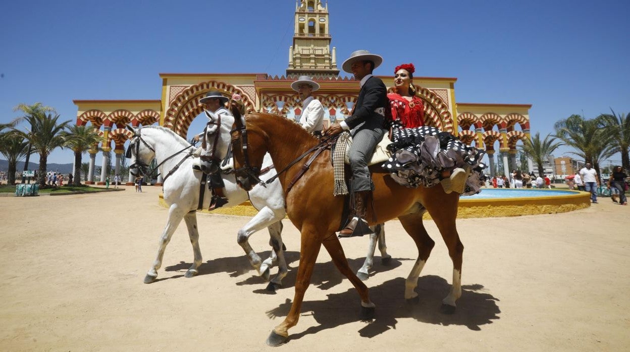 Caballistas en el acceso a la Feria