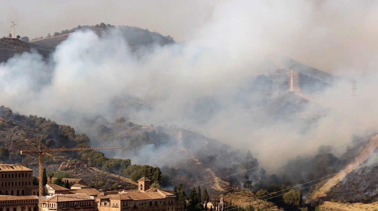 El incendio que se ha declarado en el Cerro de San Miguel de Granada, cerca de la Abadía del Sacromonte