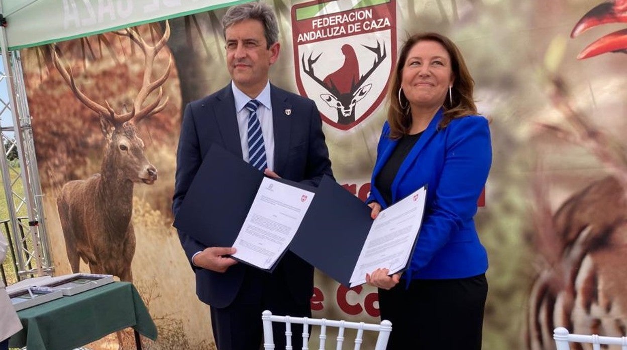 Mancheño y Crespo firmaron el acuerdo entre la FAC y Agricultura en la asamblea anual de cazadores que se celebró el sábado 28 de mayo en Archidona, Málaga