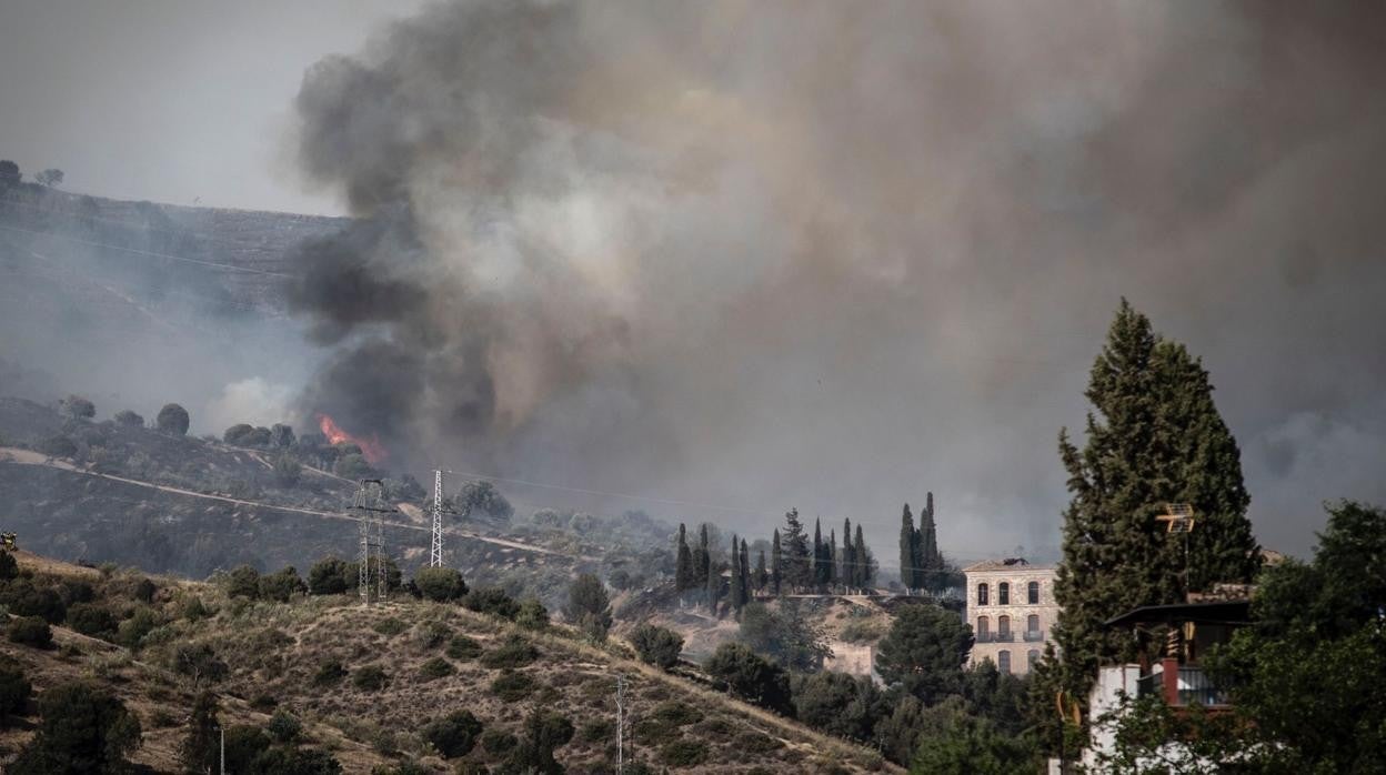 Imagen del incendio de este domingo en el valle del Darro